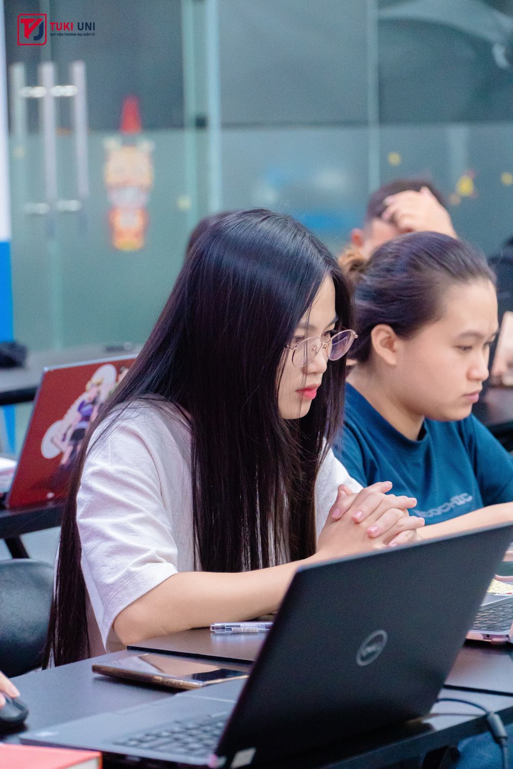 Nhà bán hàng vận hành gian hàng và livestream trên TikTok Shop