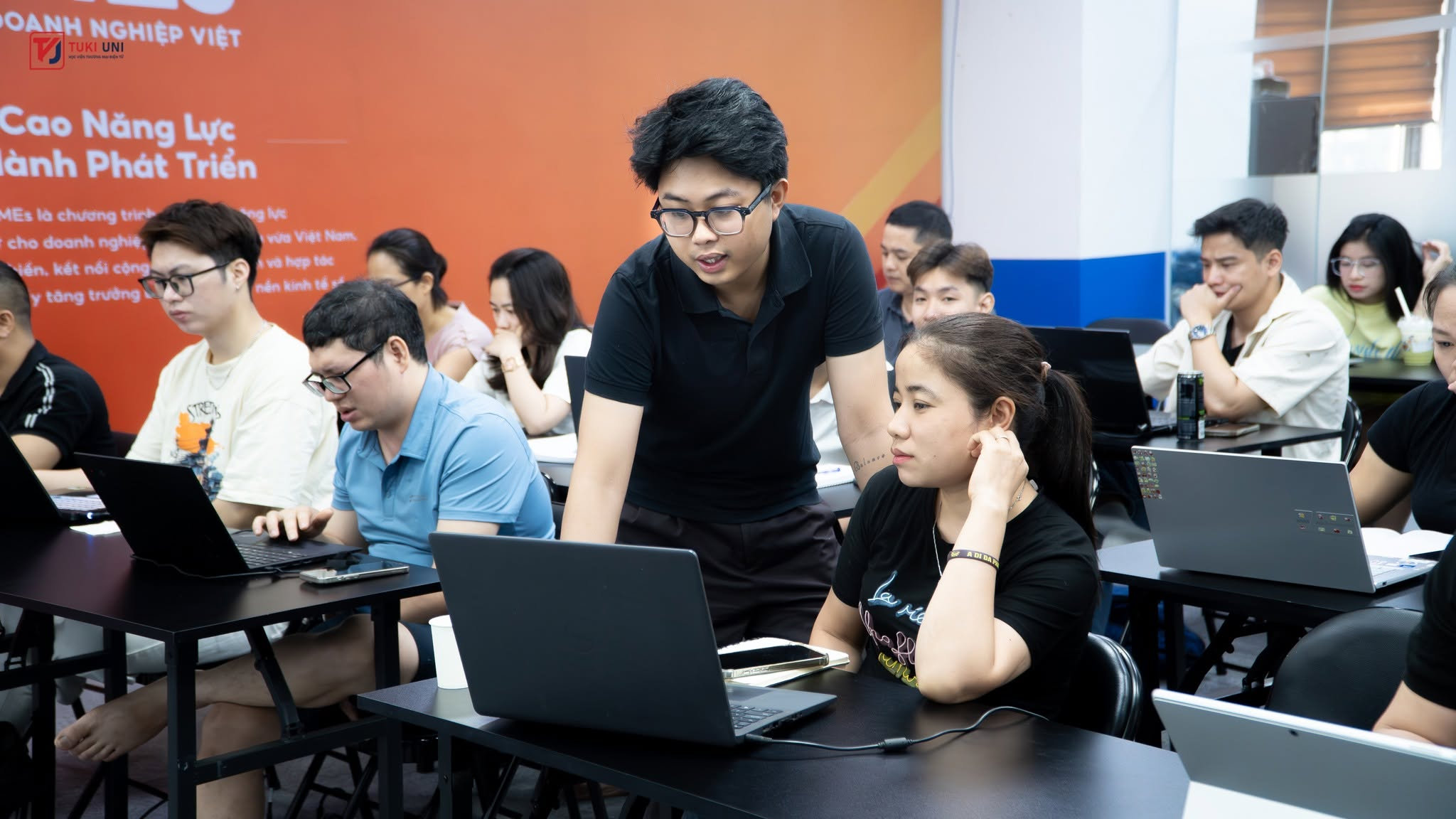 Giảng viên đồng hành cùng học viên Shopee Pro